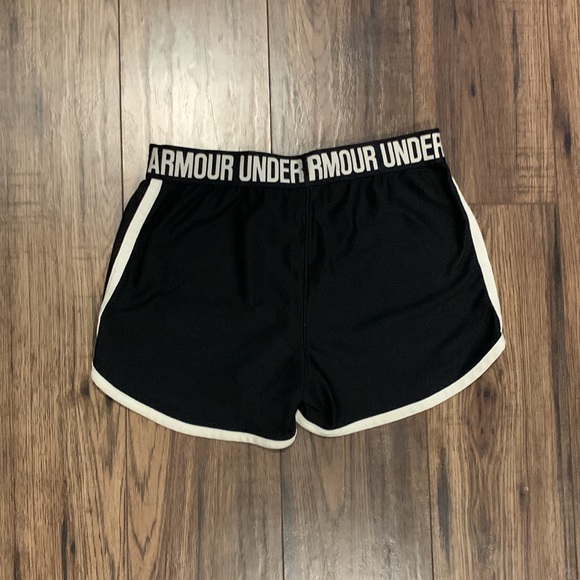 black loose fitted under armour shorts - Picture 2 of 5